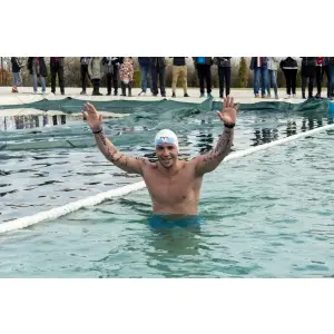 paul-georgescu-a-devenit-primul-roman-care-a-inotat-1-6-km-in-apa-inghe-ata.jpg