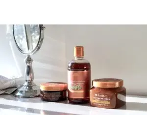 Produsele de îngrijire naturale – esențiale în rutina zilnică de înfrumusețare