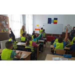 peste-900-de-elevi-din-20-de-localita-i-inva-a-abc-ul-rutier.jpeg