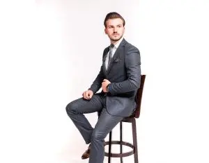 Se poarta costumele slim fit