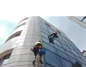 Alege serviciul de alpinism utilitar pentru o lucrare sigura