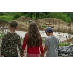 Mai bine de jumătate dintre români cred că tinerii crescuți în centrele de plasament nu se vor putea adapta societății după părăsirea sistemului