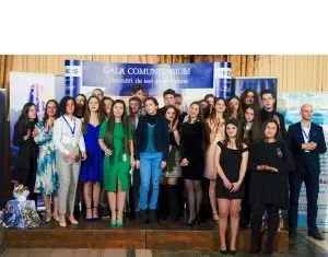 sute de tineri curioși, spontani și implicați!