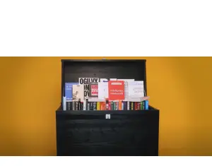 Antreprenorul Răzvan Căzănescu oferă gratuit o colecție de 100 de cărți fundamentale pentru business