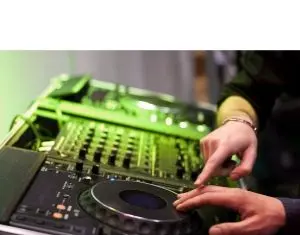 Cinci lucruri de care sa tii cont pentru a alege DJ-ul perfect pentru nunta !