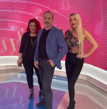Solistul formației Sweet Kiss, EXCLUS din trupă și înlocuit de către colegele lui! Solistul formației Sweet Kiss, EXCLUS din trupă și înlocuit de către colegele lui