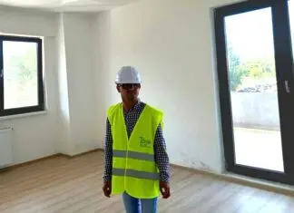 Mihai Căldăraru Directorul Executiv al Direcției Generale de Asistență Socială AEDOPS a Municipiului București în vizită la locuințele sociale din Prelungirea Ghencea.